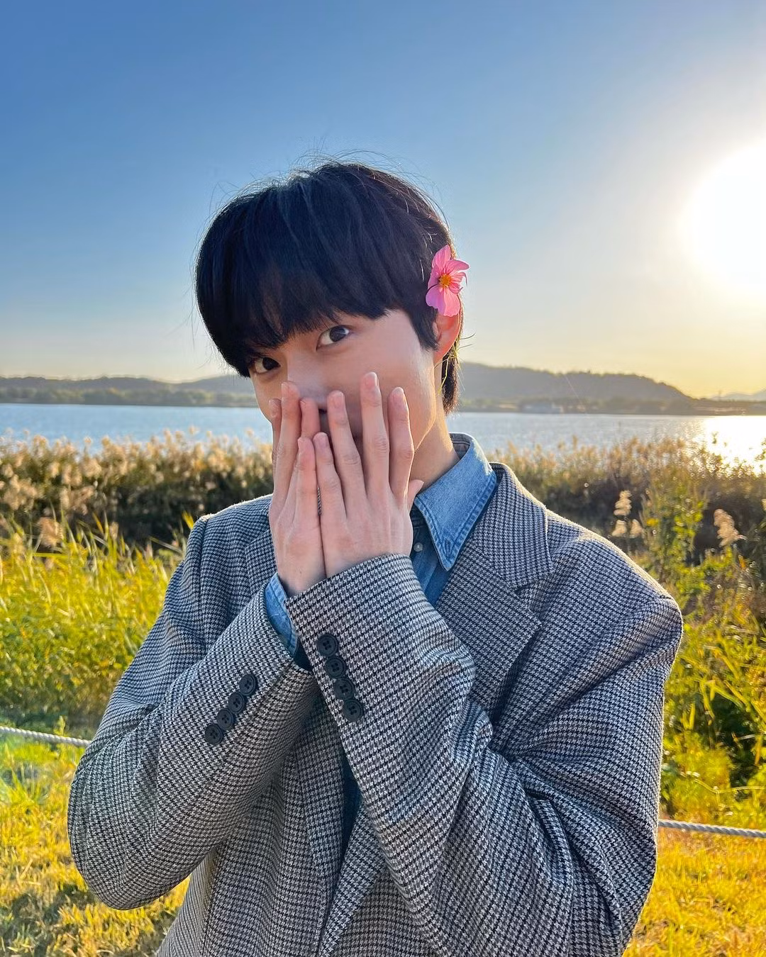 Yoon Chan Young là sao nam triển vọng của K-Biz. Trên trang cá nhân, mỹ nam 10X ghi điểm nhờ diện mạo điển trai, phong cách thời trang trẻ trung, thư sinh đậm chất tình đầu.