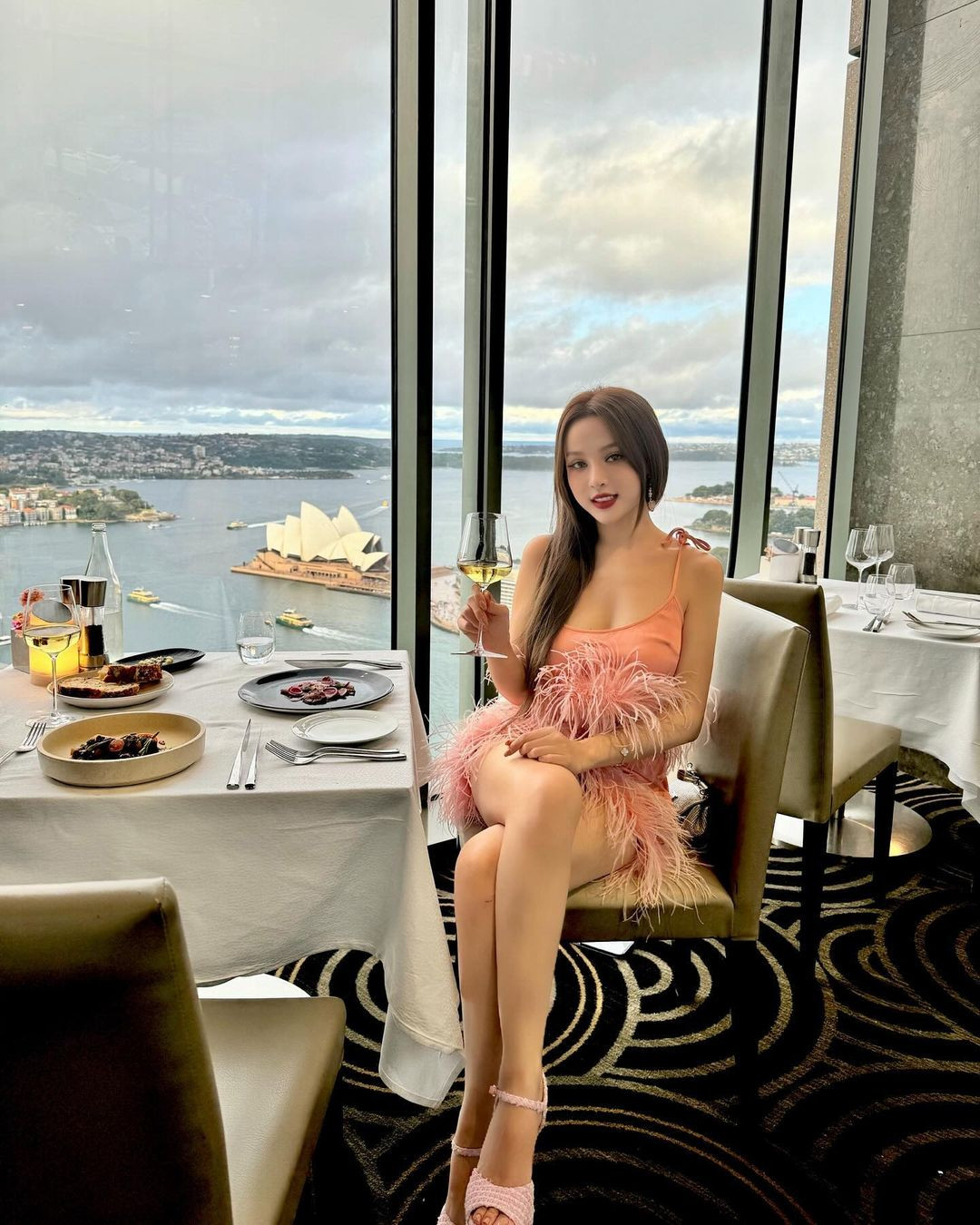 Dàn chị đẹp đình đám cũng ưa chuộng các thiết kế hai dây khoe trọn sắc vóc trẻ trung. Huyền Baby ngọt ngào trong tông hồng, Diệp Lâm Anh cá tính với quần jeans, Ninh Dương Lan Ngọc lăng xê xu hướng balletcore trong tiệc sinh nhật tuổi 34.