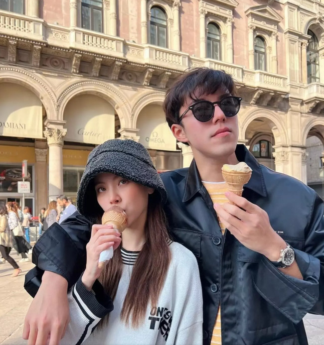 Loạt hình được cho là đánh dấu sự thay đổi trong mối quan hệ của cặp đôi nổi tiếng Thái Lan. Loạt hình được cho là đánh dấu sự thay đổi trong mối quan hệ của cặp đôi nổi tiếng Thái Lan.