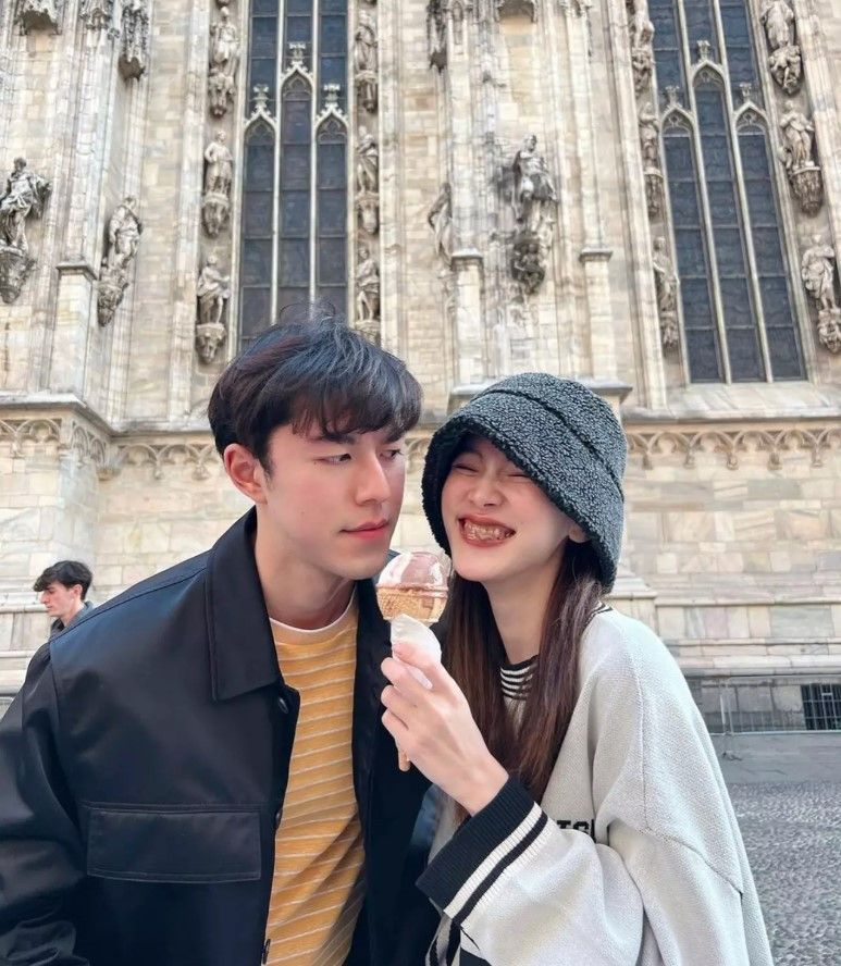 Loạt hình được cho là đánh dấu sự thay đổi trong mối quan hệ của cặp đôi nổi tiếng Thái Lan. Loạt hình được cho là đánh dấu sự thay đổi trong mối quan hệ của cặp đôi nổi tiếng Thái Lan.