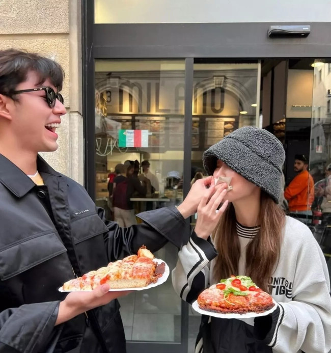 Loạt hình được cho là đánh dấu sự thay đổi trong mối quan hệ của cặp đôi nổi tiếng Thái Lan. Loạt hình được cho là đánh dấu sự thay đổi trong mối quan hệ của cặp đôi nổi tiếng Thái Lan.