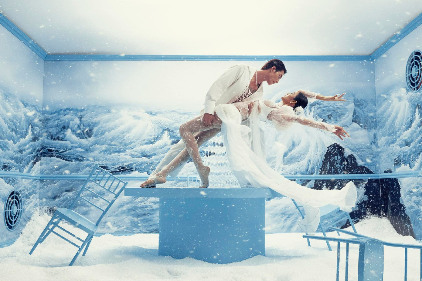 Bức hình của Khoai Vũ (bên trái) bị thua khi được so sánh cùng "gà chiến" Hóa Trần (bên phải) thuộc team Mai Ngô. Bức hình của Khoai Vũ (bên trái) bị thua khi được so sánh cùng "gà chiến" Hóa Trần (bên phải) thuộc team Mai Ngô.