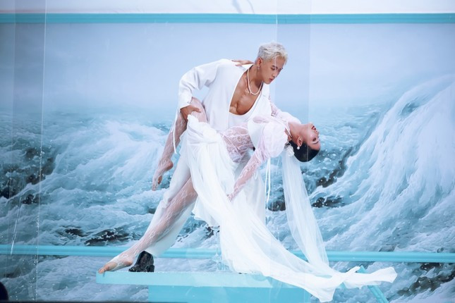 Bức hình của Khoai Vũ (bên trái) bị thua khi được so sánh cùng "gà chiến" Hóa Trần (bên phải) thuộc team Mai Ngô. Bức hình của Khoai Vũ (bên trái) bị thua khi được so sánh cùng "gà chiến" Hóa Trần (bên phải) thuộc team Mai Ngô.