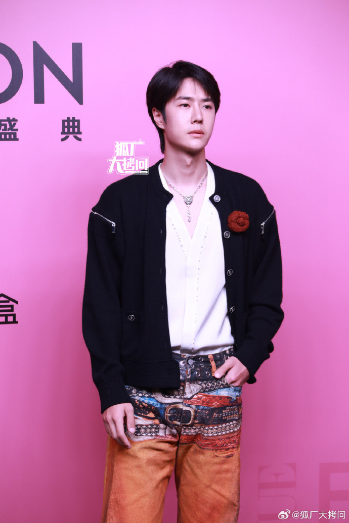 Tạo hình vừa thanh lịch vừa cá tính của Vương Nhất Bác. Sao nam Hoa ngữ lăng xê trào lưu phối cụm thắt lưng, kết hợp cùng trang sức gồm cài áo hoa trà, vòng cổ của Chanel.