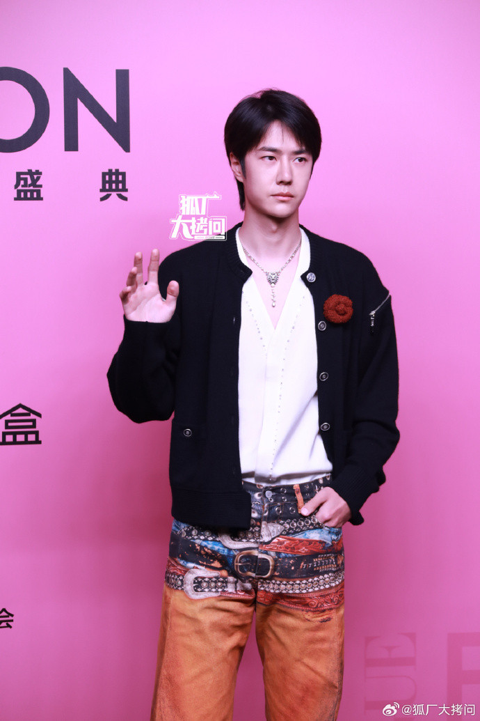 Tạo hình vừa thanh lịch vừa cá tính của Vương Nhất Bác. Sao nam Hoa ngữ lăng xê trào lưu phối cụm thắt lưng, kết hợp cùng trang sức gồm cài áo hoa trà, vòng cổ của Chanel.