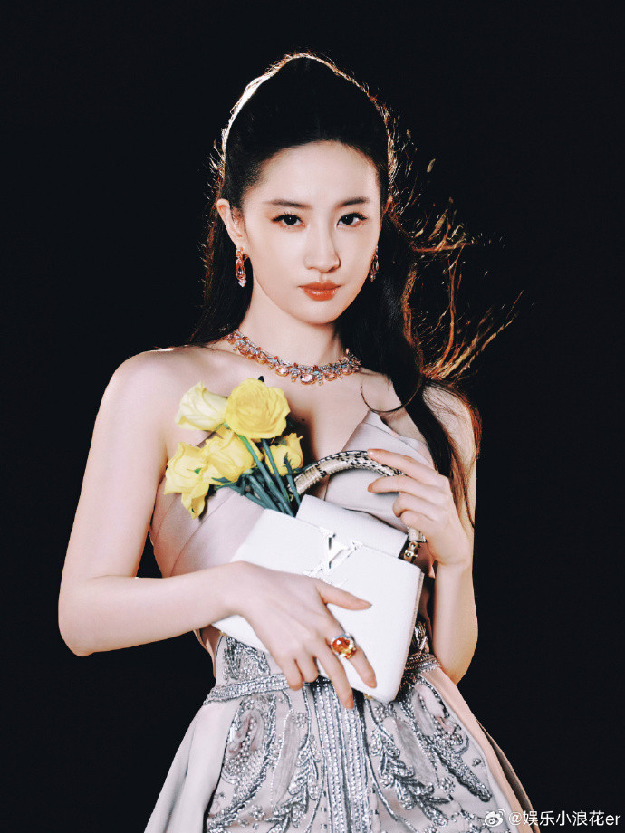 Diện mạo của nữ chính Câu Chuyện Hoa Hồng tại thảm đỏ VOGUE Thịnh Điển 2024