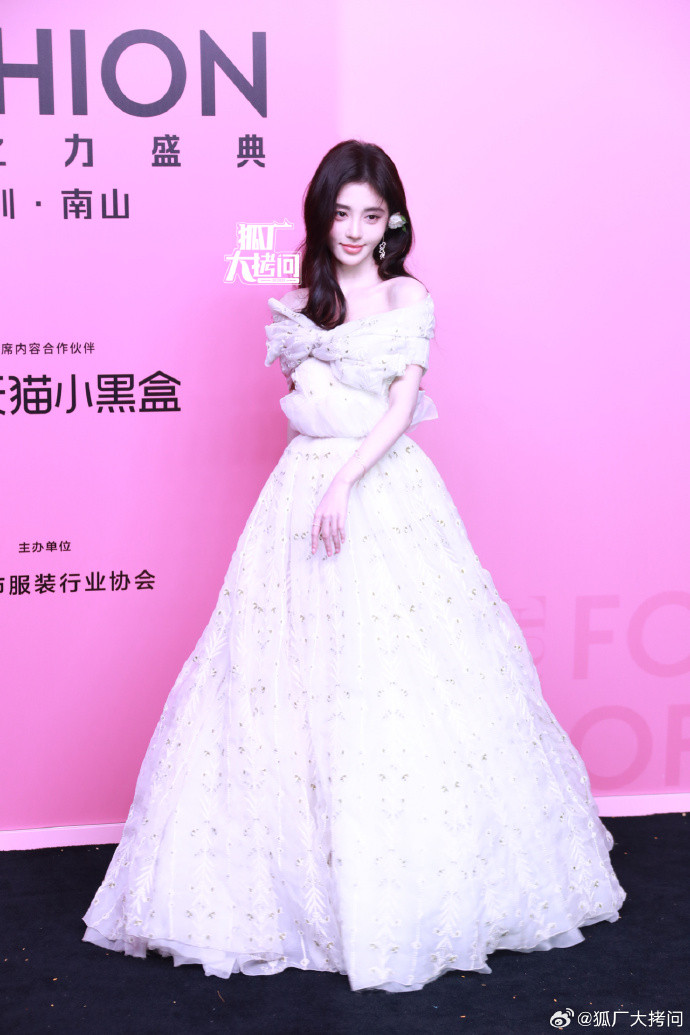 Cúc Tịnh Y mặc thiết kế thuộc BST Xuân Hè 2024 của nhà mốt Giambattista Valli.