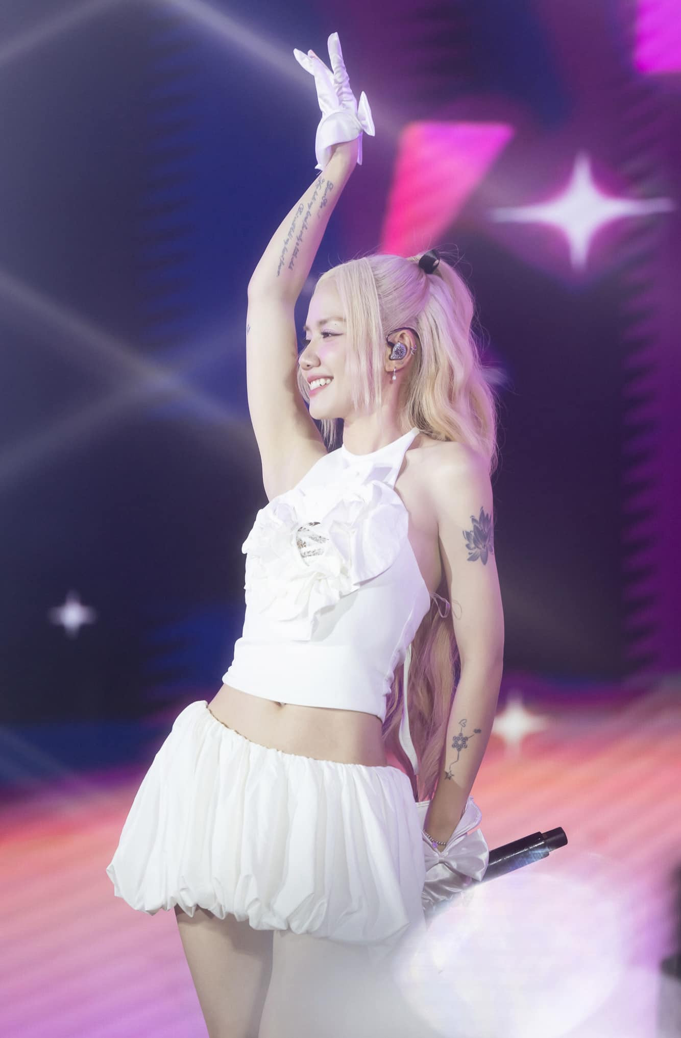 Phương Ly diện chân váy phồng đến từ nhà mốt OnOn Madé trên sâu khấu dịp cuối năm.