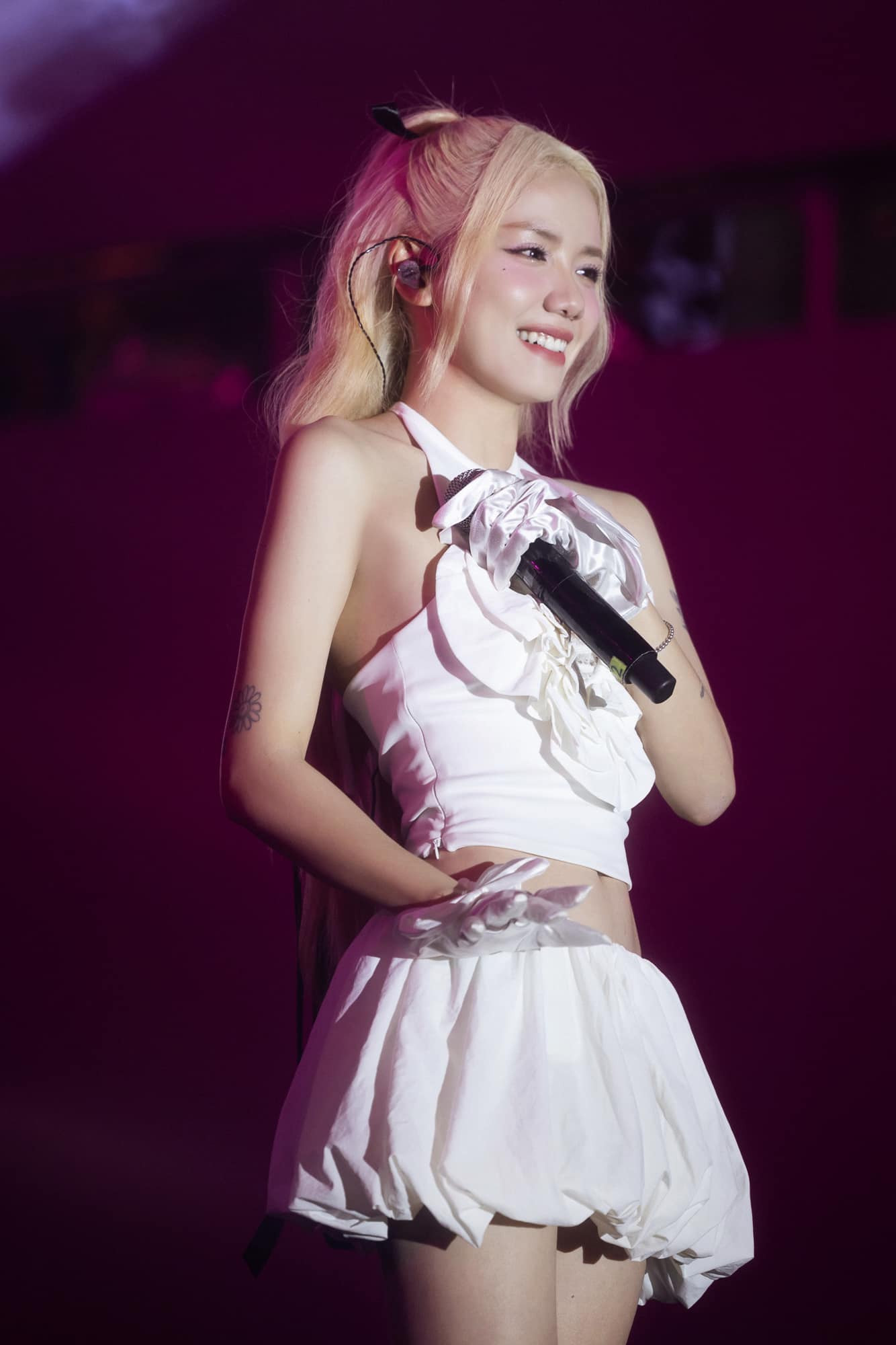 Phương Ly diện chân váy phồng đến từ nhà mốt OnOn Madé trên sâu khấu dịp cuối năm.