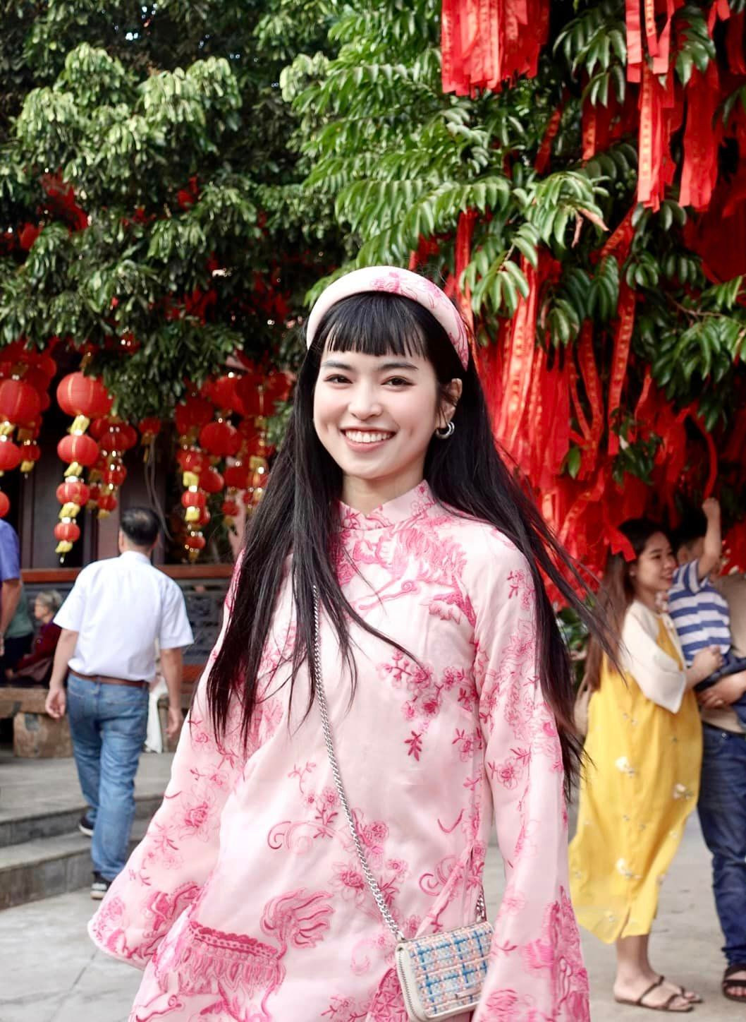 Khánh Vân du xuân với mẫu áo dài best-seller Hồng Sư, đội mấn cùng họa tiết.