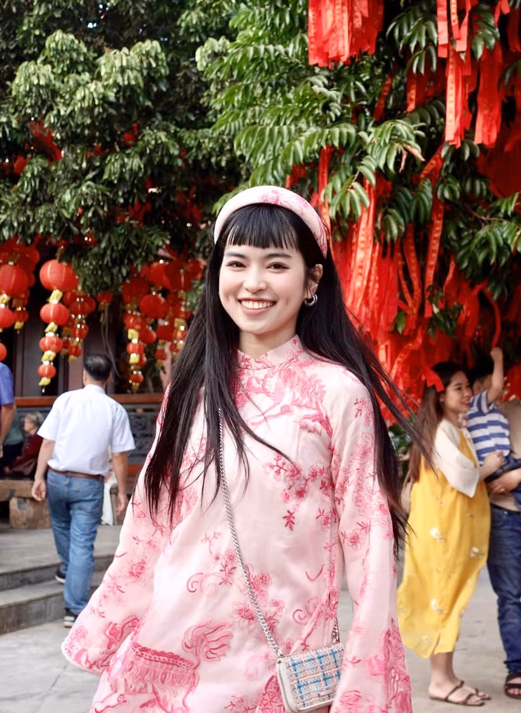 Khánh Vân du xuân với mẫu áo dài best-seller Hồng Sư, đội mấn cùng họa tiết.