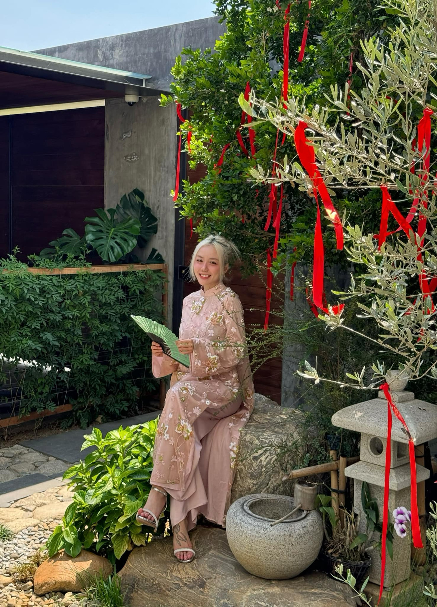 Tông hồng "được lòng" nhiều mỹ nhân Việt mùa Tết 2024. "Vợ quốc dân" Phương Ly "gây sốt" với nhan sắc tươi tắn ngày đầu năm trong tà áo dài suông với các chi tiết đính kết bắt mắt.