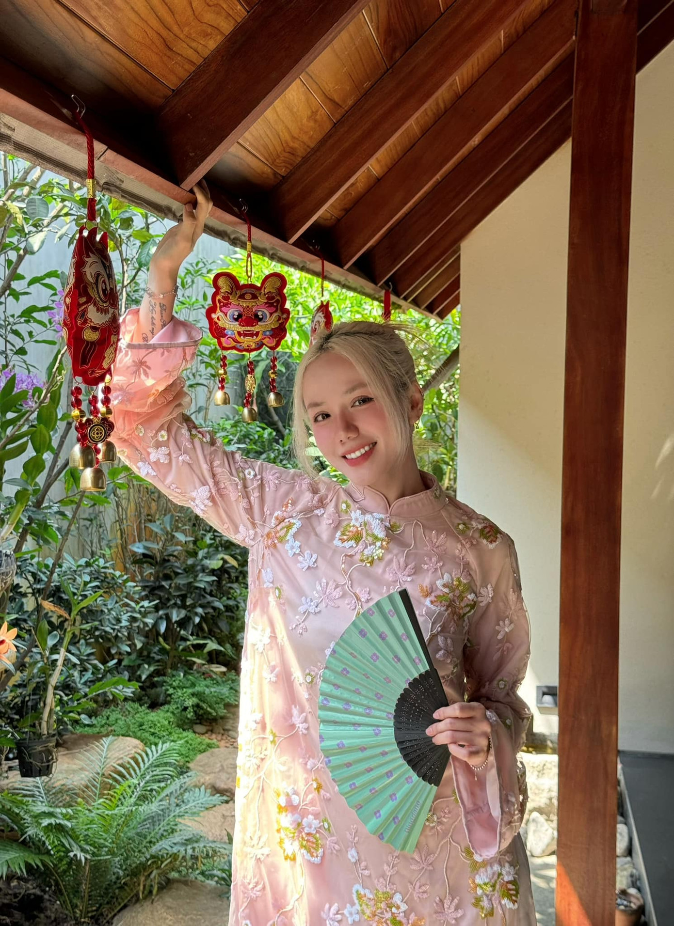 Tông hồng "được lòng" nhiều mỹ nhân Việt mùa Tết 2024. "Vợ quốc dân" Phương Ly "gây sốt" với nhan sắc tươi tắn ngày đầu năm trong tà áo dài suông với các chi tiết đính kết bắt mắt.