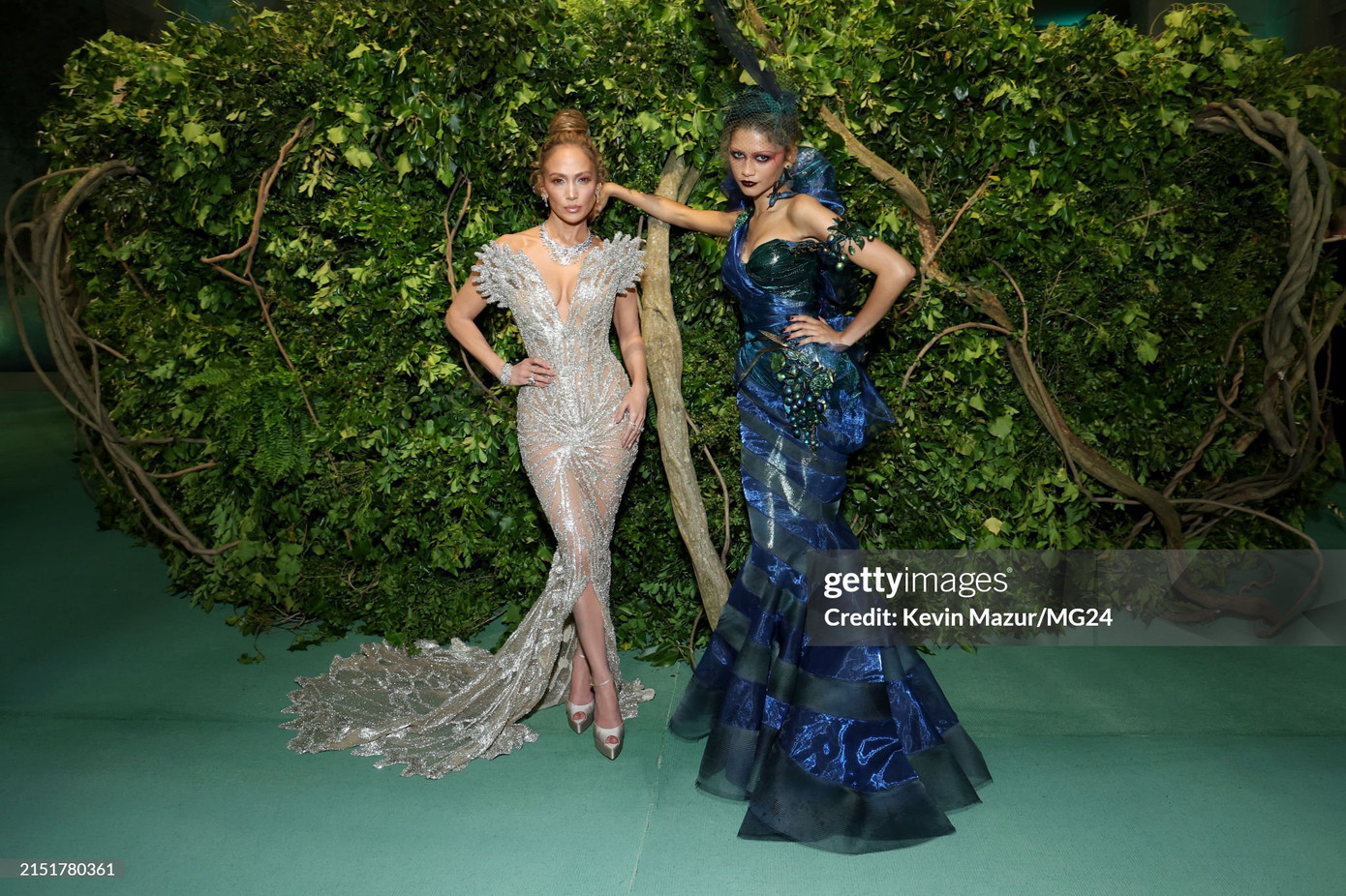 Anna Wintour cùng dàn co-host Chris Hemsworth, Zendaya, Jennifer Lopez tại Met Gala 2024.