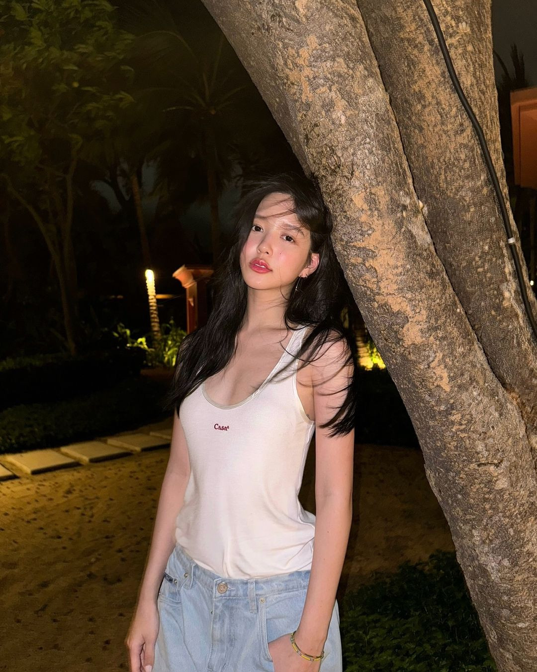 "Nàng thơ" mới của MONO cao 1m71, yêu thích trang phục chất liệu demin trong style đời thường.