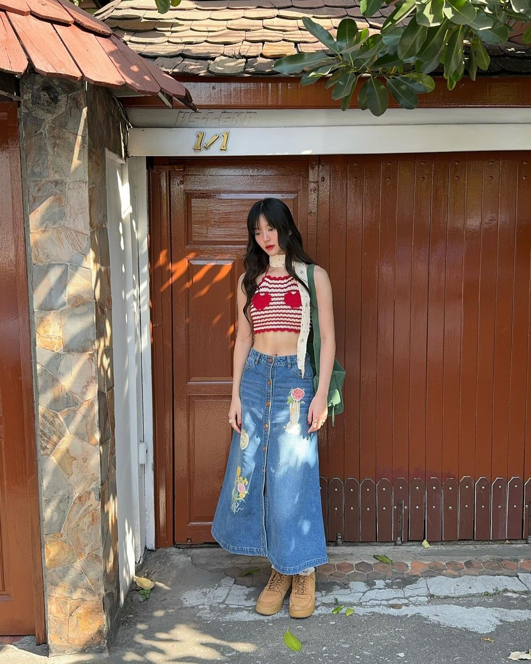 "Nàng thơ" mới của MONO cao 1m71, yêu thích trang phục chất liệu demin trong style đời thường.