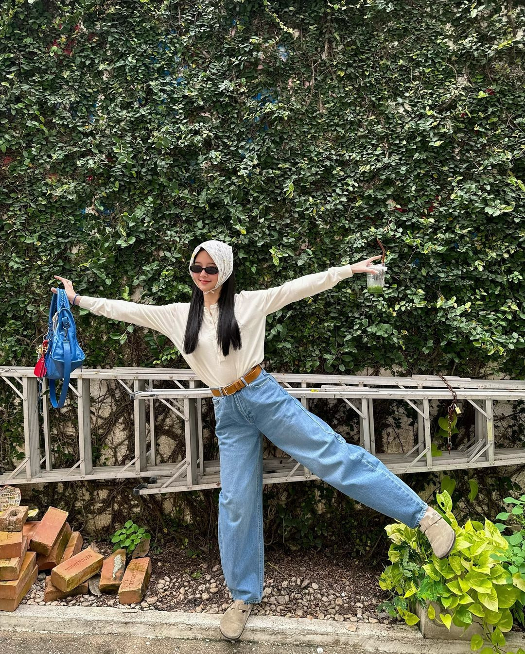 "Nàng thơ" mới của MONO cao 1m71, yêu thích trang phục chất liệu demin trong style đời thường.