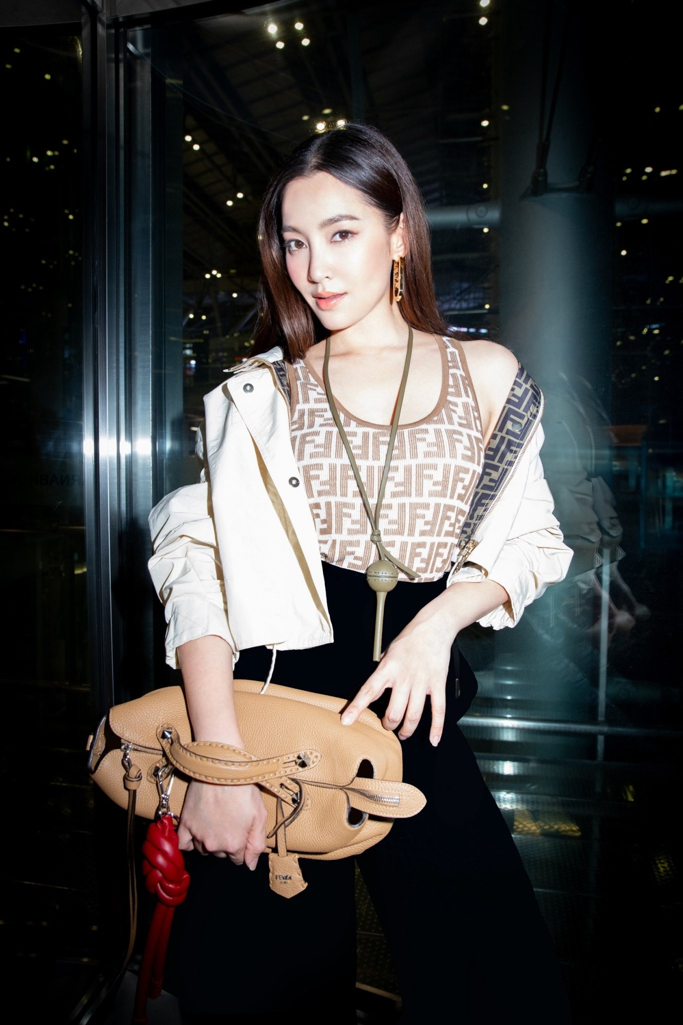 Trước đó, tại sân bay khởi hành sang Ý, Bella Campen ghi điểm nhờ tạo hình năng động.