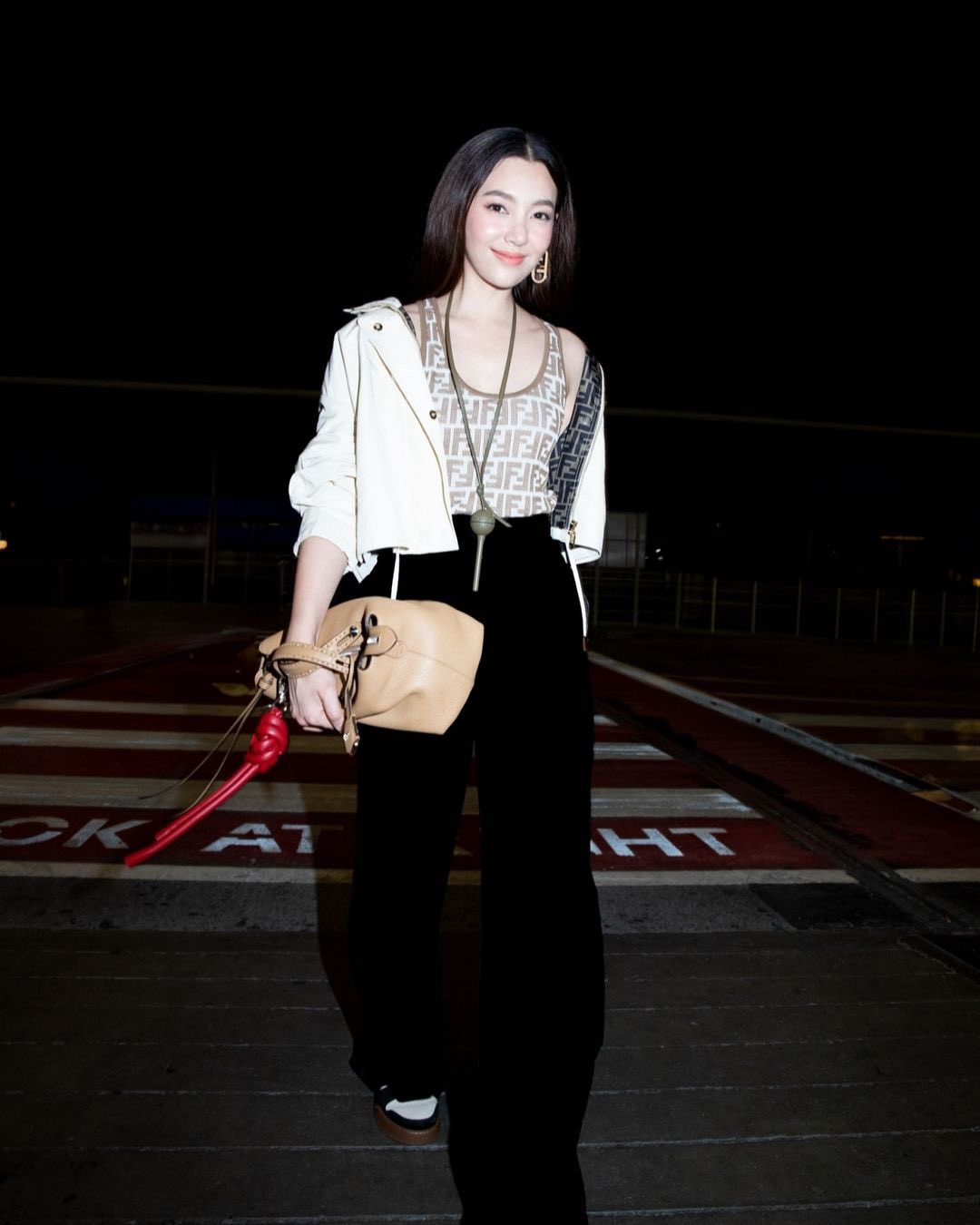 Trước đó, tại sân bay khởi hành sang Ý, Bella Campen ghi điểm nhờ tạo hình năng động.