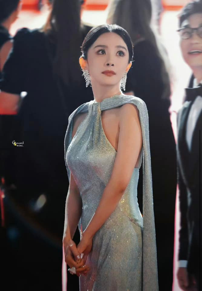 Dương Mịch tái xuất Cannes sau 12 năm. Nữ diễn viên lần đầu đến LHP Cannes cùng đoàn phim Họa Bì 2 vào năm 2012.