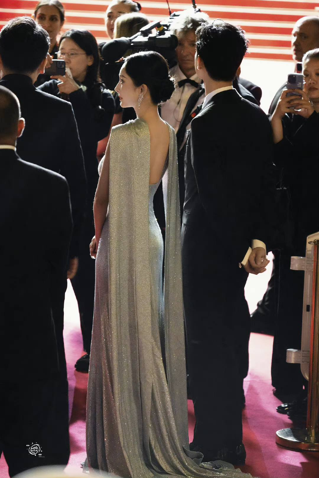 Dương Mịch tái xuất Cannes sau 12 năm. Nữ diễn viên lần đầu đến LHP Cannes cùng đoàn phim Họa Bì 2 vào năm 2012.