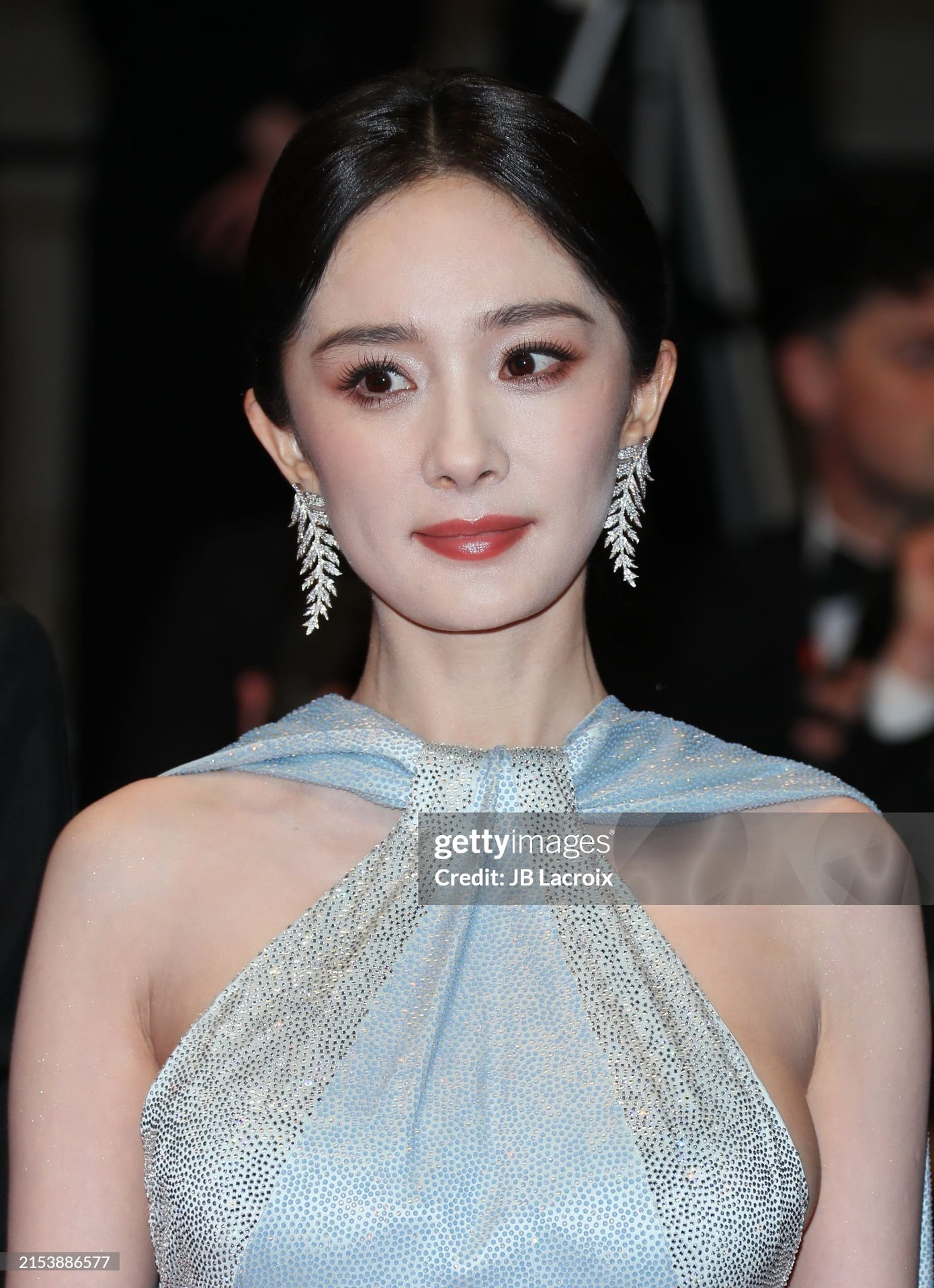 Dương Mịch tái xuất Cannes sau 12 năm. Nữ diễn viên lần đầu đến LHP Cannes cùng đoàn phim Họa Bì 2 vào năm 2012.