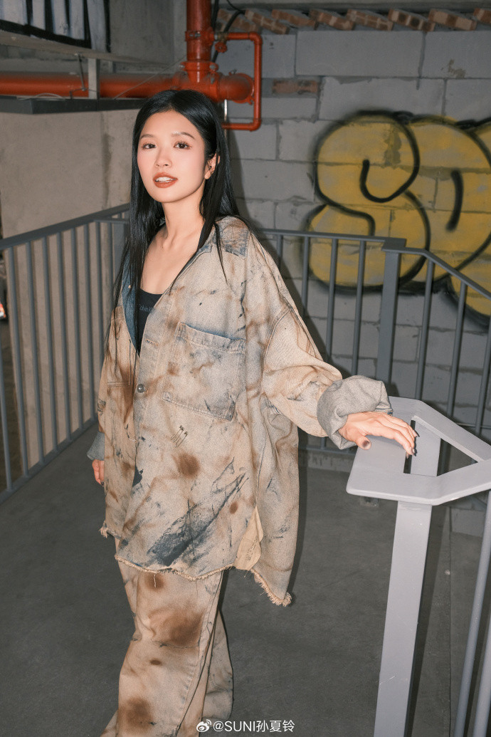 Bộ trang phục dạo phố rộng quá khổ cùng họa tiết "lấm lem" khiến nữ ca sĩ bị dìm dáng. Bộ trang phục dạo phố rộng quá khổ cùng họa tiết "lấm lem" khiến nữ ca sĩ bị dìm dáng.