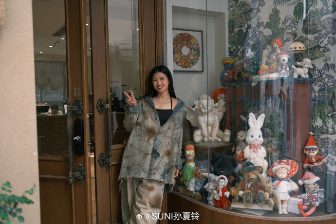 Bộ trang phục dạo phố rộng quá khổ cùng họa tiết "lấm lem" khiến nữ ca sĩ bị dìm dáng. Bộ trang phục dạo phố rộng quá khổ cùng họa tiết "lấm lem" khiến nữ ca sĩ bị dìm dáng.