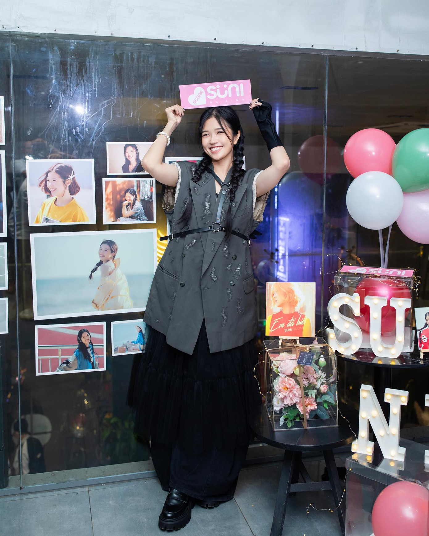 Các item chất liệu cứng cáp, hầm hồ cỡ to khiến thân hình của Suni Hạ Linh mất cân đối. Các item chất liệu cứng cáp, hầm hồ cỡ to khiến thân hình của Suni Hạ Linh mất cân đối.