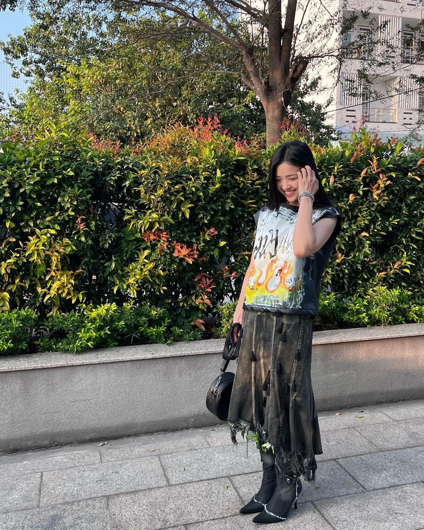 Các item chất liệu cứng cáp, hầm hồ cỡ to khiến thân hình của Suni Hạ Linh mất cân đối. Các item chất liệu cứng cáp, hầm hồ cỡ to khiến thân hình của Suni Hạ Linh mất cân đối.