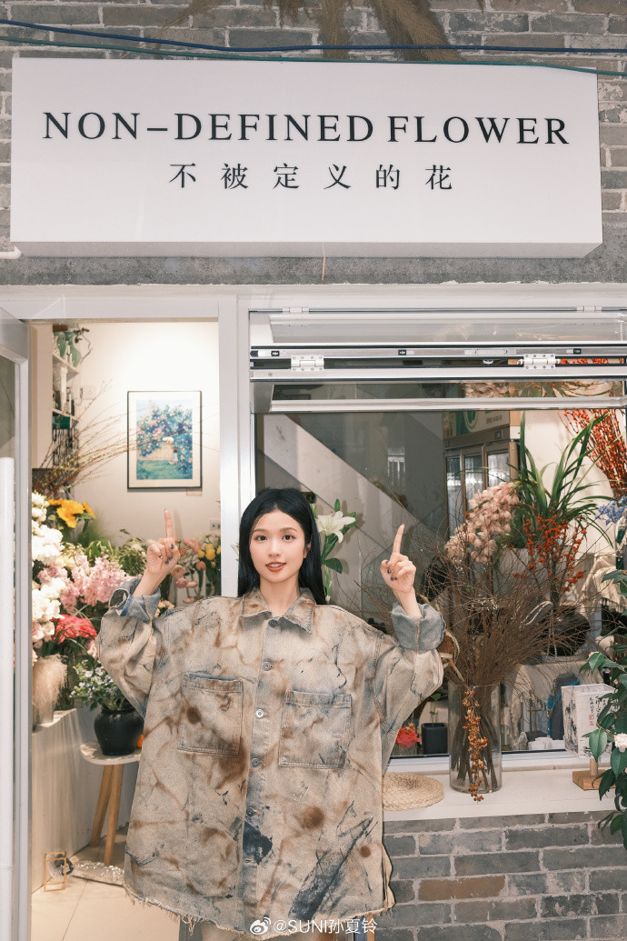 Bộ trang phục dạo phố rộng quá khổ cùng họa tiết "lấm lem" khiến nữ ca sĩ bị dìm dáng. Bộ trang phục dạo phố rộng quá khổ cùng họa tiết "lấm lem" khiến nữ ca sĩ bị dìm dáng.