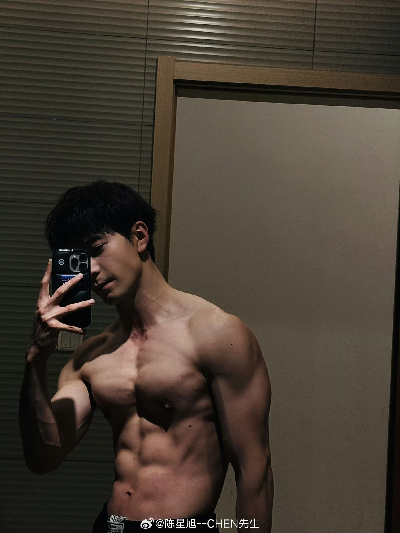 Sắc vóc &quot;chuẩn&quot; của nam thần Hoa ngữ trong các phân cảnh &quot;khoe múi&quot; gây sốt.