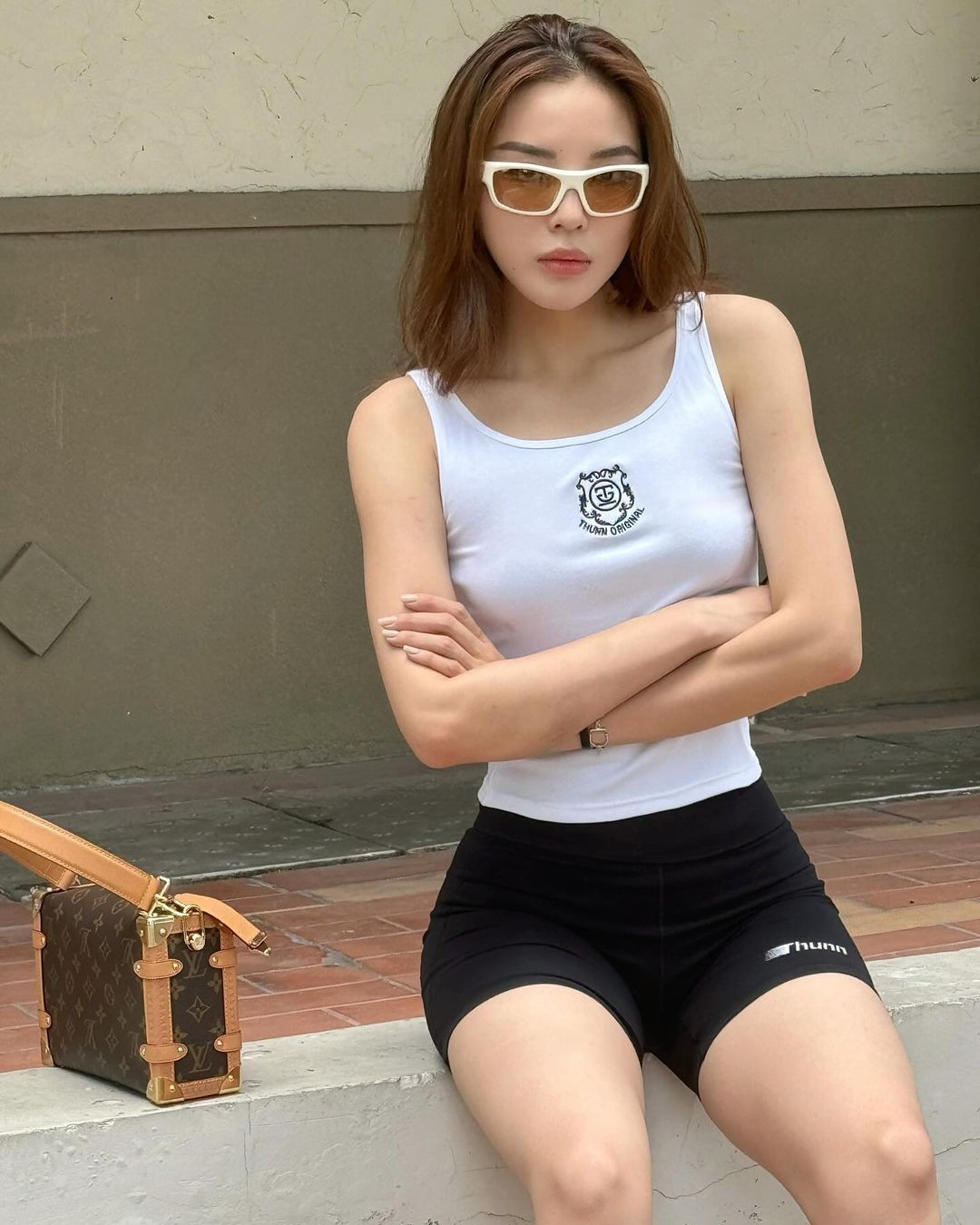 Hoa hậu Kỳ Duyên &quot;ghi điểm&quot; khi chọn phong cách thể thao, cá tính đón Hè. Người đẹp diện áo hai dây cùng quần biker, tạo điểm nhấn với kính râm, túi xách Louis Vuitton cùng tông.