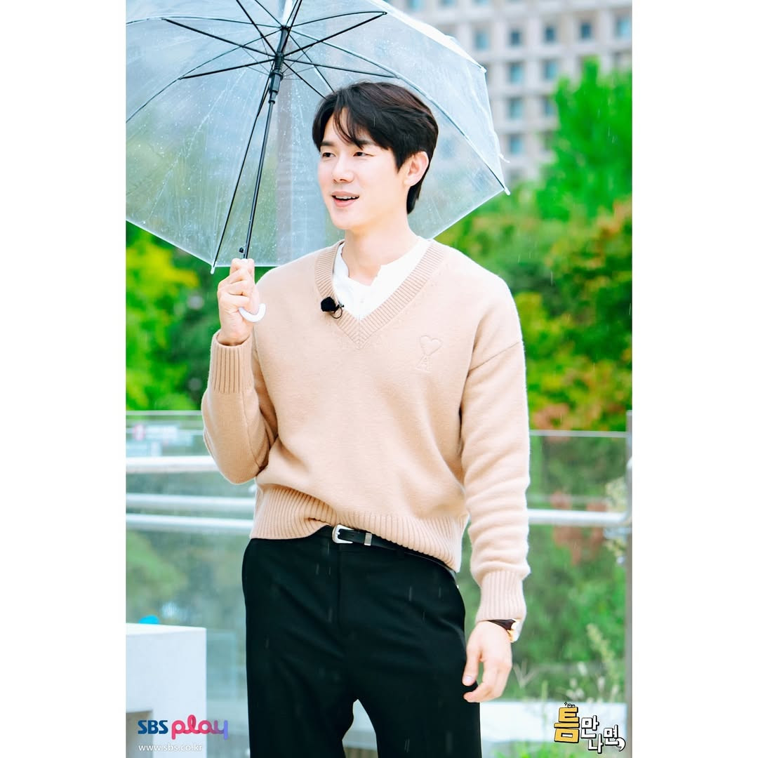 Trang phục tông màu sáng hoặc họa tiết kẻ sọc được ứng dụng khéo léo giúp nam chính When The Phone Rings trông hack tuổi khi lên sóng truyền hình. Trang phục tông màu sáng hoặc họa tiết kẻ sọc được ứng dụng khéo léo giúp nam chính When The Phone Rings trông hack tuổi khi lên sóng truyền hình.