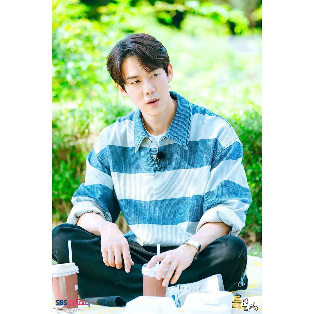 Trang phục tông màu sáng hoặc họa tiết kẻ sọc được ứng dụng khéo léo giúp nam chính When The Phone Rings trông hack tuổi khi lên sóng truyền hình. Trang phục tông màu sáng hoặc họa tiết kẻ sọc được ứng dụng khéo léo giúp nam chính When The Phone Rings trông hack tuổi khi lên sóng truyền hình.