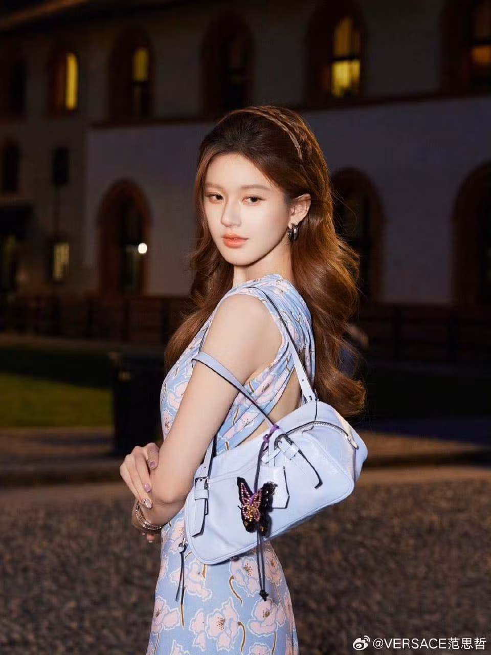 Triệu Lộ Tư tham dự show diễn của nhà mốt Ý cùng hai chú cún cưng tên Doe và Điểm Điểm.