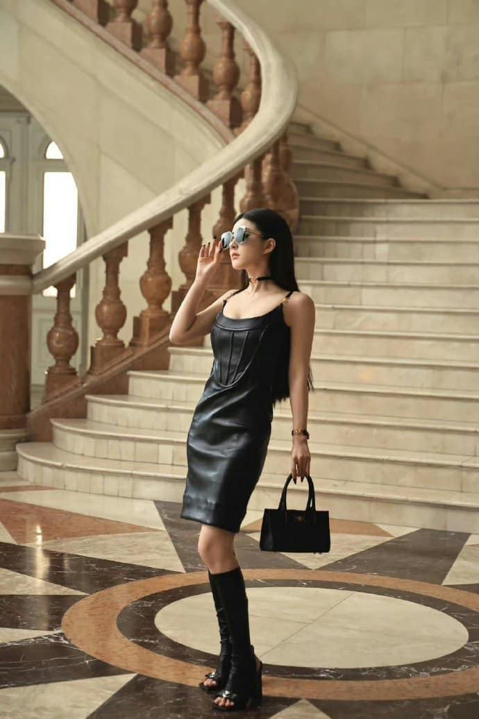 Triệu Lộ Tư thử sức với nhiều phong cách mới lạ khi đồng hành cùng Versace nhưng chưa lần nào thành công chinh phục các tín đồ thời trang.