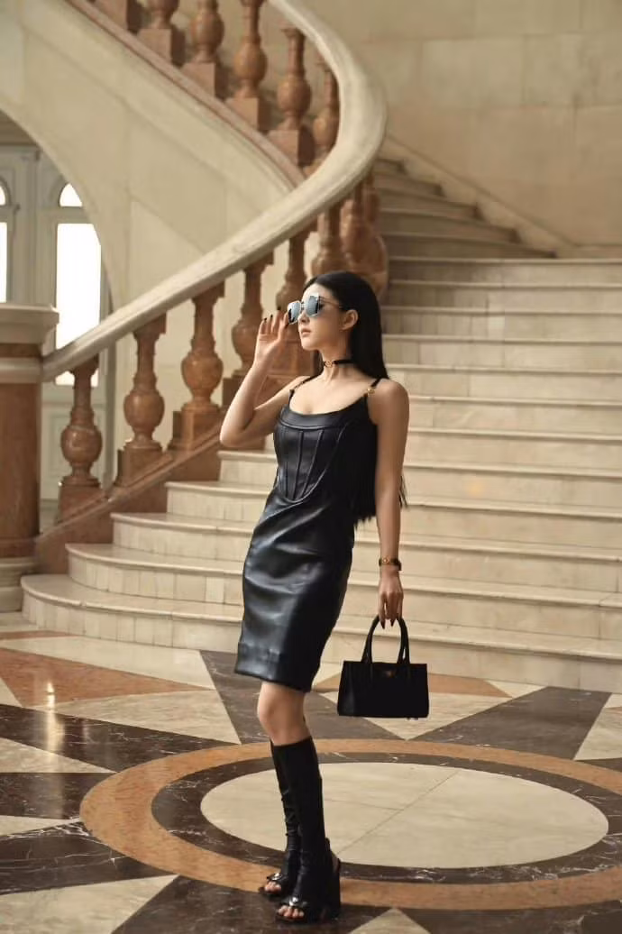 Triệu Lộ Tư thử sức với nhiều phong cách mới lạ khi đồng hành cùng Versace nhưng chưa lần nào thành công chinh phục các tín đồ thời trang.