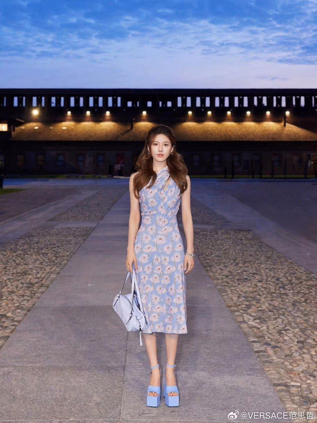 Triệu Lộ Tư tham dự show diễn của nhà mốt Ý cùng hai chú cún cưng tên Doe và Điểm Điểm.