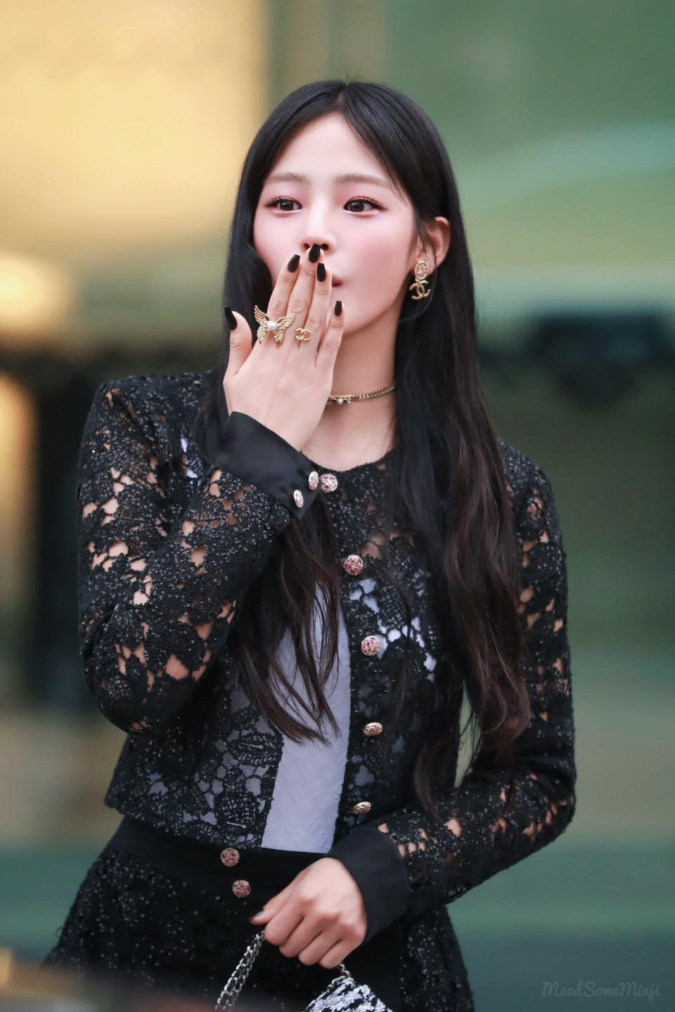 Trong các góc chụp nửa người, chân dung, nhan sắc yêu kiều của &quot;nàng thơ&quot; Chanel được khen ngợi hết lời.