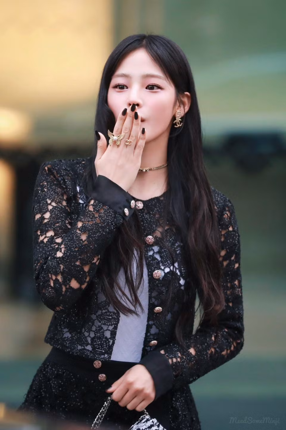 Trong các góc chụp nửa người, chân dung, nhan sắc yêu kiều của "nàng thơ" Chanel được khen ngợi hết lời.