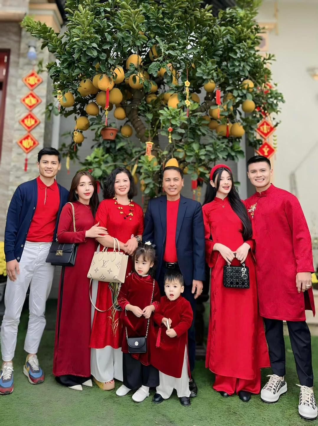 Vợ Quang Hải nổi bật trong các bức hình gia đình nhờ làn da trắng sáng. Vợ Quang Hải nổi bật trong các bức hình gia đình nhờ làn da trắng sáng.