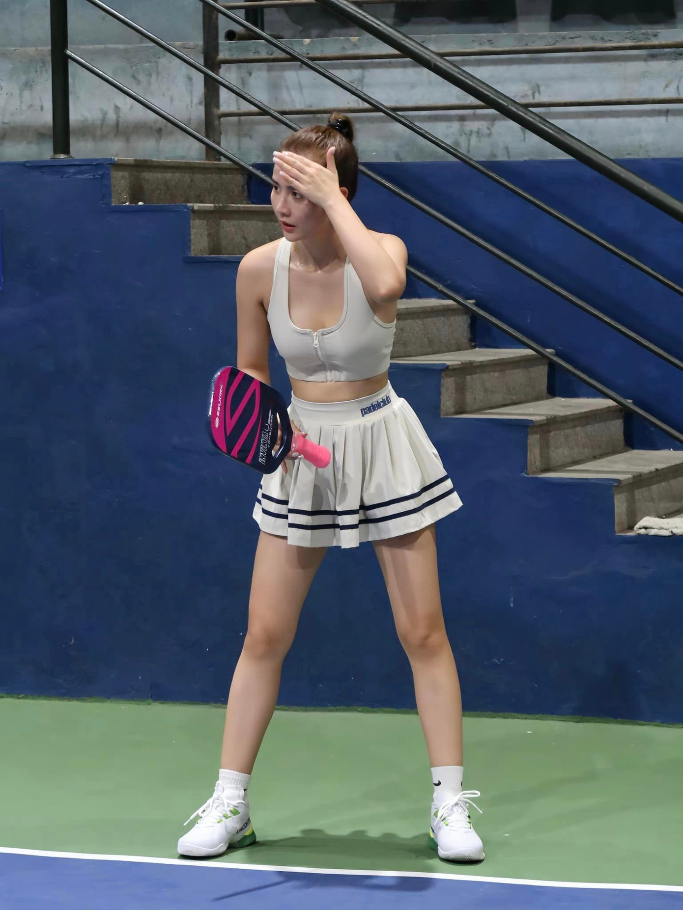 Huyền Lizzie cũng được biết đến là tín đồ của pickleball. Nữ diễn viên yêu thích kiểu phối chân váy xếp lớp cùng bra-top, khoe sắc vóc săn chắc.