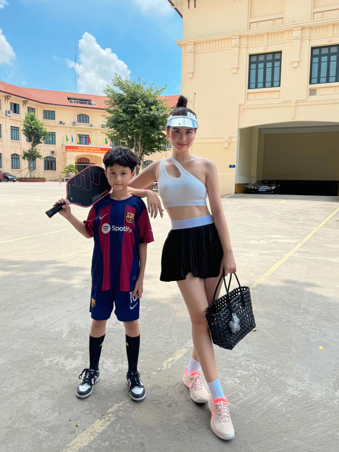 Huyền Lizzie cũng được biết đến là tín đồ của pickleball. Nữ diễn viên yêu thích kiểu phối chân váy xếp lớp cùng bra-top, khoe sắc vóc săn chắc.