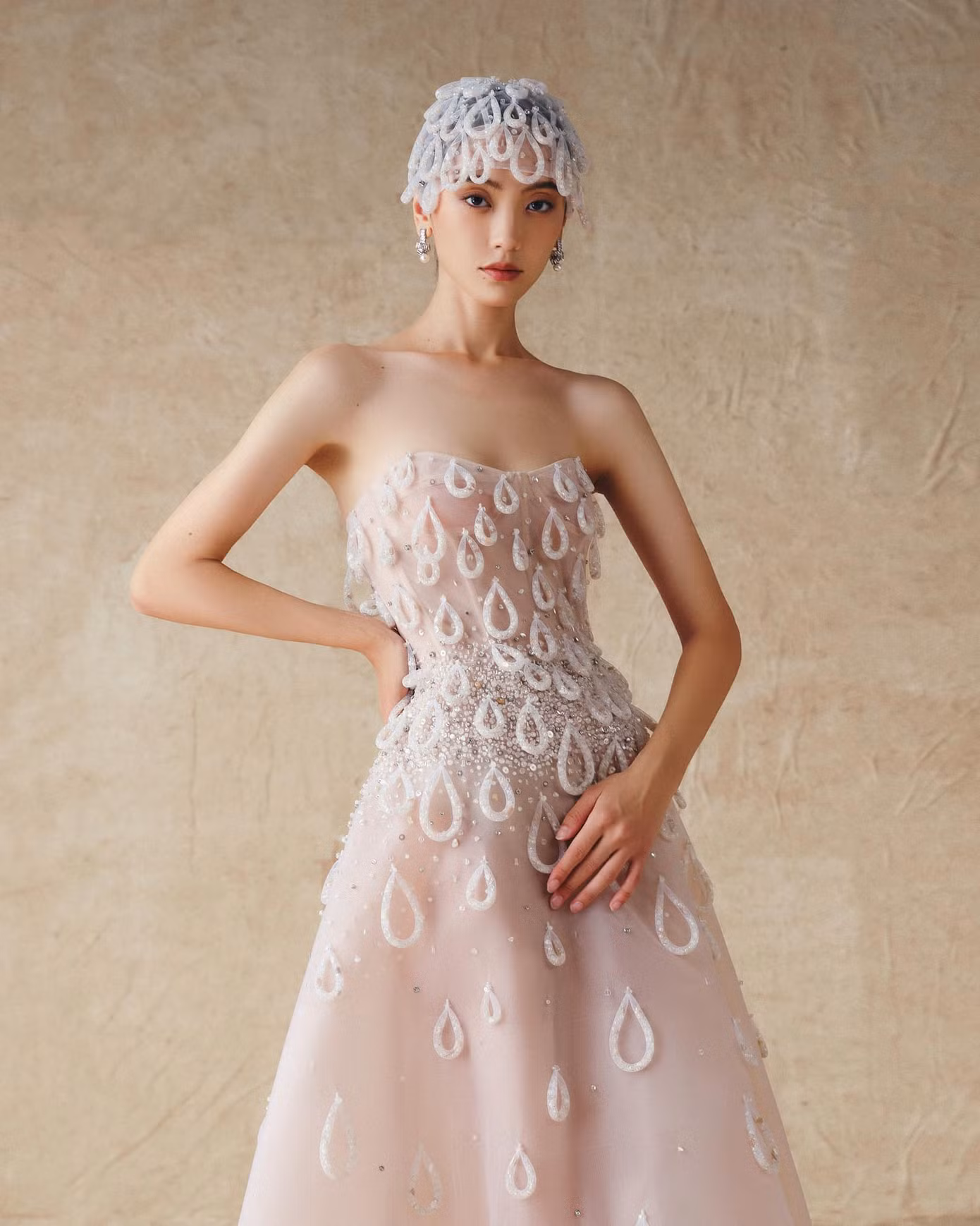 Phan Huy luồn đá vào dây cước, mô phỏng hình dáng giọt lệ trên thiết kế.