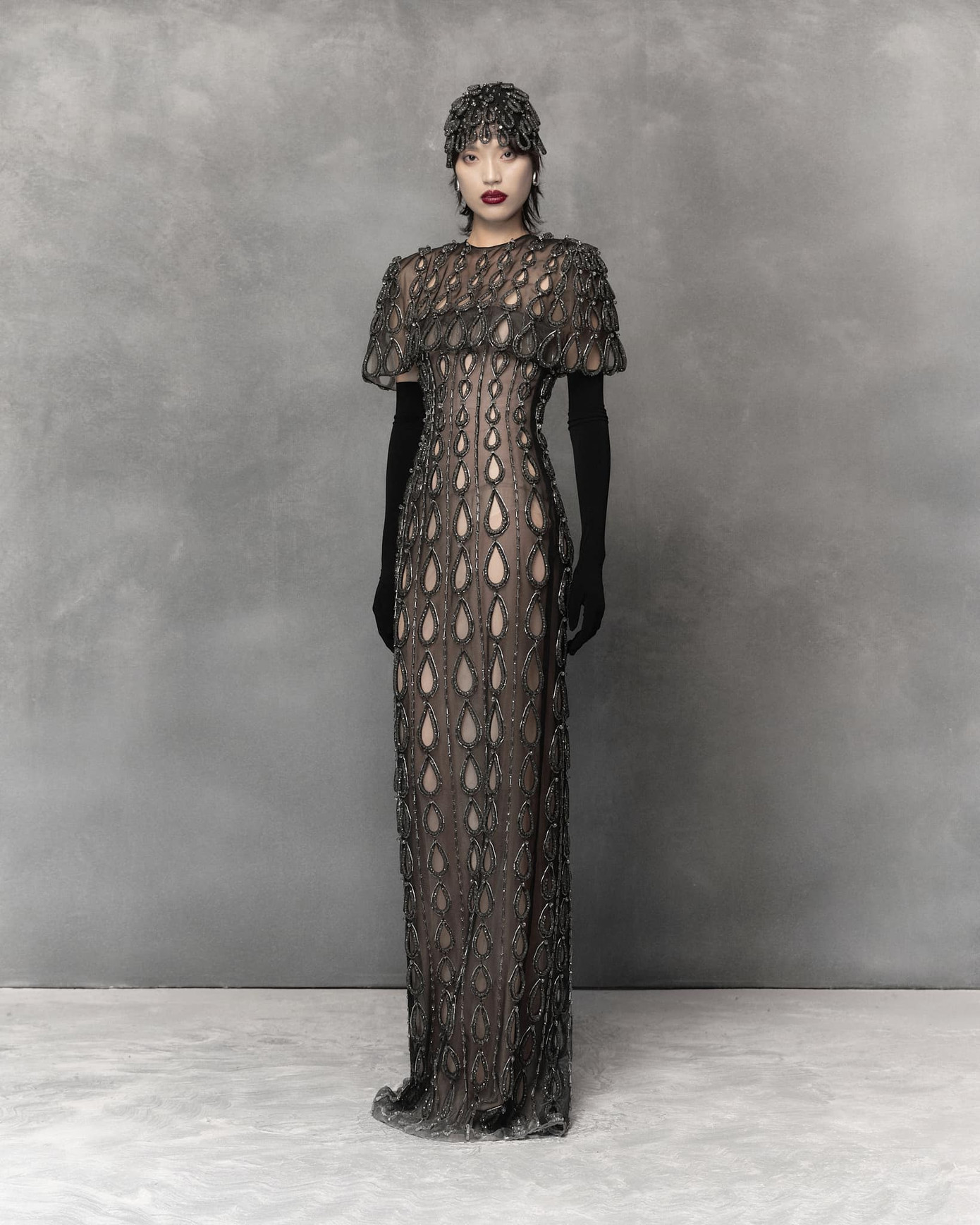 Phan Huy luồn đá vào dây cước, mô phỏng hình dáng giọt lệ trên thiết kế.