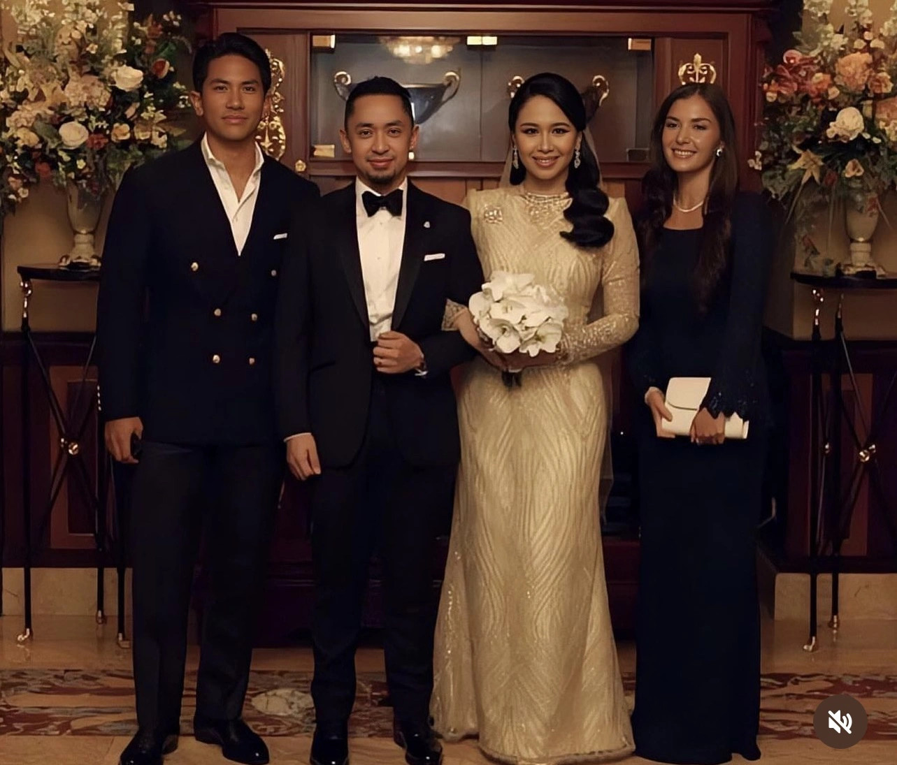 Cặp đôi cùng tham dự đám cưới của các thành viên hoàng tộc.