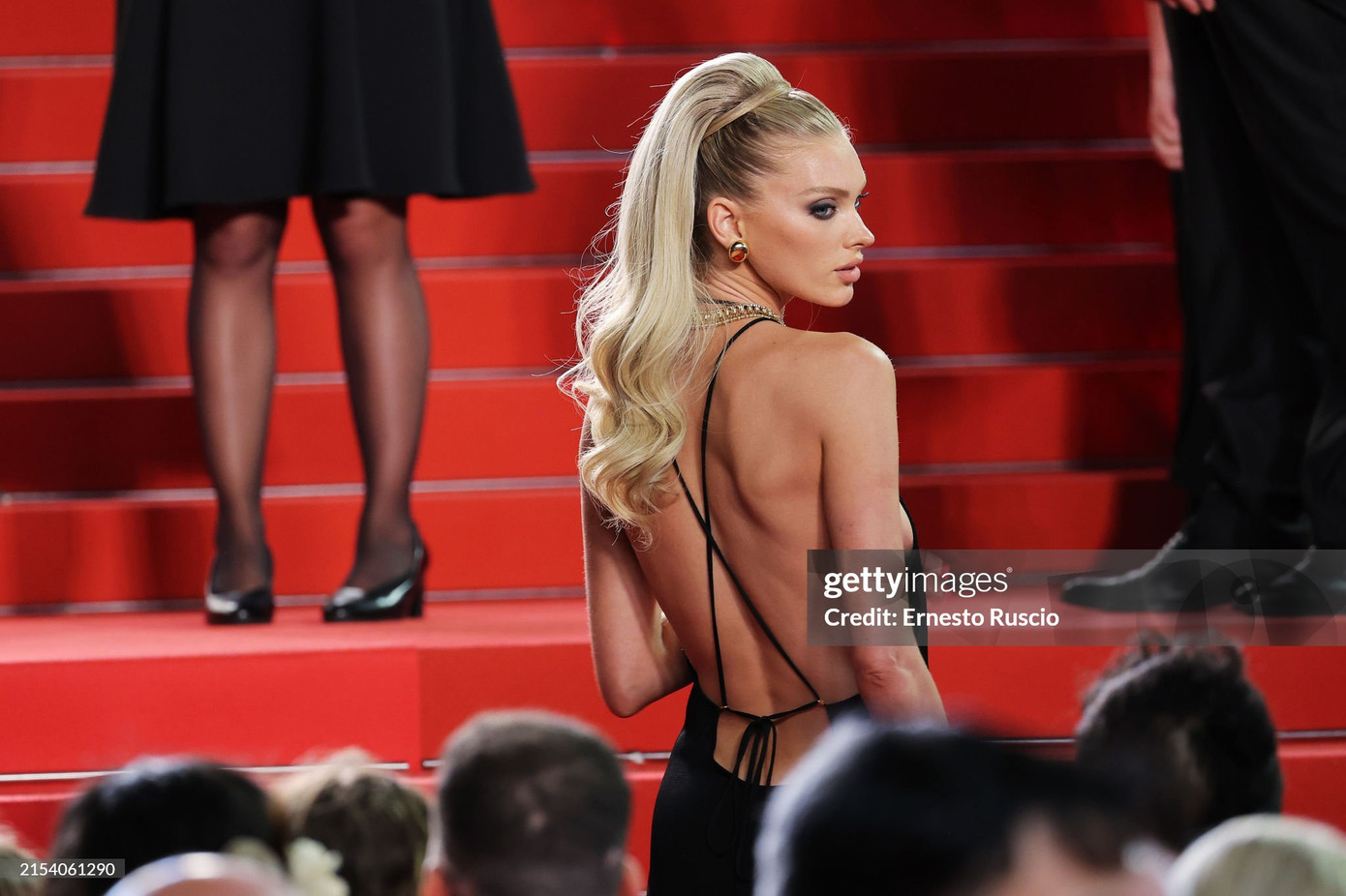 Nữ siêu mẫu Elsa Hosk khí chất ngút ngàn trên thảm đỏ sự kiện ra mắt phim Parthenope. Cô lăng xê kiểu trang điểm mắt khói, diện thiết kế đầm khoe lưng trần.