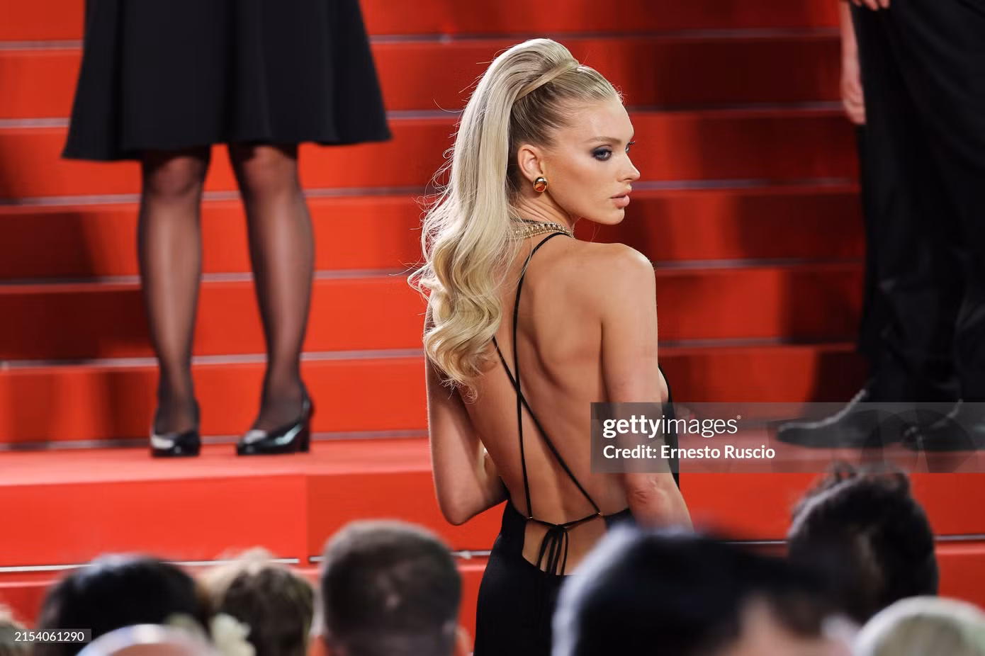 Nữ siêu mẫu Elsa Hosk khí chất ngút ngàn trên thảm đỏ sự kiện ra mắt phim Parthenope. Cô lăng xê kiểu trang điểm mắt khói, diện thiết kế đầm khoe lưng trần.