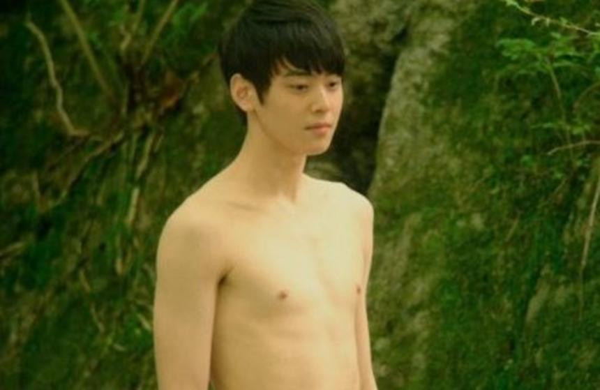 Hình ảnh so sánh ở các dự án phim ảnh, tạp chí cho thấy mỹ nam 9X hiện có hình thể vạm vỡ hơn sau 10 năm.